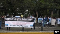 En la foto de archivo manifestantes sostienen una pancarta que dice “¡Kamala, te están mintiendo!", durante una visita de la vicepresidenta de EE. UU. a Guatemala.