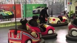 Թալիբանի անդամները Քաբուլում զվարճանում են երեխաների զվարճանքի զբոսայգում