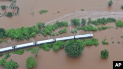 Na fotografiji indijske mornarice vidi se ekspresni voz Mahalakmi, u poplavljenom delu zapadne države Maharaštra, 27. jula 2019. 