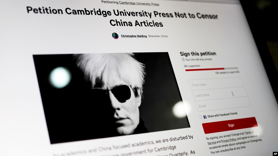 Sebuah layar komputer menampilkan petisi online yang mendesak Cambridge University Press untuk memulihkan lebih dari 300 artikel yang sensitif secara politis dari situs-situs webnya di China setelah adanya permintaan dari penguasa, di Beijing, Senin, 21 Agustus 2017 (Foto: AP Photo/Andy Wong).