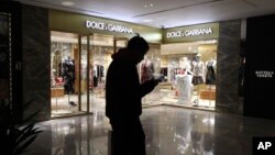 2018年11月21日，一名男子路过意大利时尚品牌Dolce & Gabbana在北京的商店