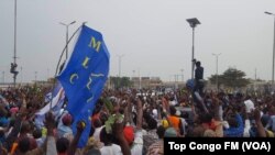 Les Congolais à l'aéroport où Bemba est arrivé mercredi matin, à Kinshasa, le 1er août 2018.