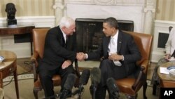 President Barack Obama and Panamanian President Ricardo Martinelli shake hands in the Oval Office of the White House in Washington, April 28, 2011.