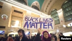 Para demonstran menuntut keadilan bagi kematian Eric Garner, di Grand Central Terminal, Manhattan, New York, 9 Desember 2014.