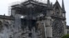 para petugas pemadam kebakaran tengah berupaya memadamkan api yang menghanguskan Katedral Notre-Dame di Paris, Perancis, 16 April 2019.