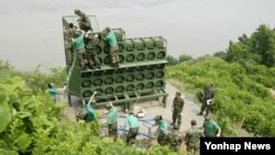 한국 군 당국이 북한군의 비무장지대(DMZ)에 의도적으로 목함지뢰를 매설한 행위에 대한 응징 차원에서 경기도 파주 인근에서 대북 확성기 방송을 일부 시행했다고 10일 밝혔다. 