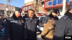 世界人权日当天，北京望京地区费家村发生群体抗议事件，有抗议者被警方抓走。（网络截图）