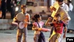 کودکانی که در خیابان ها با موسیقی دلها را خوش می کنند اما دل خود آنها...