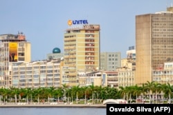 Le logo de l'entreprise de télécom Unitel au front de mer de Luanda, capitale de l'Angola, 17 février 2020.