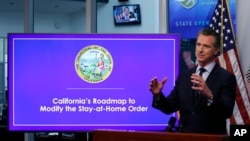 El gobernador de California, Gavin Newsom, expone su plan para ir reanudando las actividades en el estado durante una conferencia de prensa en Sacramento el 14 de abril de 2020.