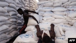 수단 동부 난민촌 관계자들이 세계식량계획(WFP) 구호품 저장시설에서 포대를 나르고 있다. (자료사진)