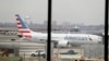 Pesawat Boeing 737-Max maskapai American Airlines di bandara LaGuardia, New York (foto: dok). 