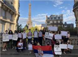 Protesni skup studenata srpskog porekla u Parizu, tokom posete predsednika Srbije Aleksandra Vučića, 10. jula 2020.