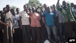 Les habitants du quartier PK5 s’assemblent autour des corps de victimes des affrontements à Bangui, Centrafrique, 11 avril 2018.