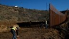 Công nhân bên phía Mỹ kẽ một đường trên mặt đất giữa lúc họ tiến hành với dự án xây tường biên giới giữa Mỹ-Mexico. Ảnh chụp từ Tijuana, Mexico, ngày 13/12/2018. REUTERS/Carlos Garcia Rawlins