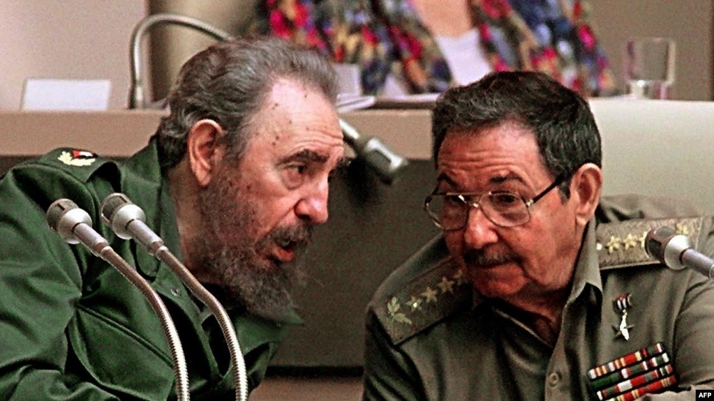 Hai anh em Fidel Castro (trái) và Raul Castro. Hình chụp năm 1999. (AFP)