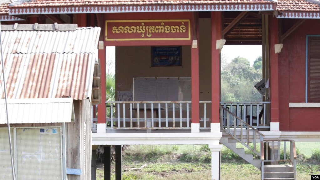 សាលាឃុំត្រពាំងចាន់មិន​​មាន​សកម្មភាពមមាញឹក ក្រោយ​បញ្ចប់ការងារ​មេឃុំ និងក្រុមប្រឹក្សាគណបក្សប្រឆាំង (ស៊ុន ណារិន/VOA)