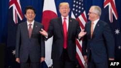 川普与日本首相安倍晋三和澳大利亚总理特恩布尔在东盟峰会间隙举行三方会谈。（2017年11月13日）