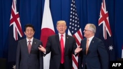 លោក​នាយករដ្ឋមន្ត្រី​ជប៉ុន Shinzo Abe (រូប​ឆ្វេង) លោក​ប្រធានាធិបតី​អាមេរិក ដូណាល់ ត្រាំ និង​លោក​នាយករដ្ឋមន្ត្រី​អូស្ត្រាលី Malcolm Turnbull ចូលរួម​ក្នុង​កិច្ចប្រជុំ​ត្រីភាគី​ក្នុង​ពិធី​បើក​នៃ​កិច្ចប្រជុំ​អាស៊ាន​លើក​ទី៣១​នៅ​ក្នុង​ក្រុង​ម៉ានីល ប្រទេស​ហ្វីលីពីន។