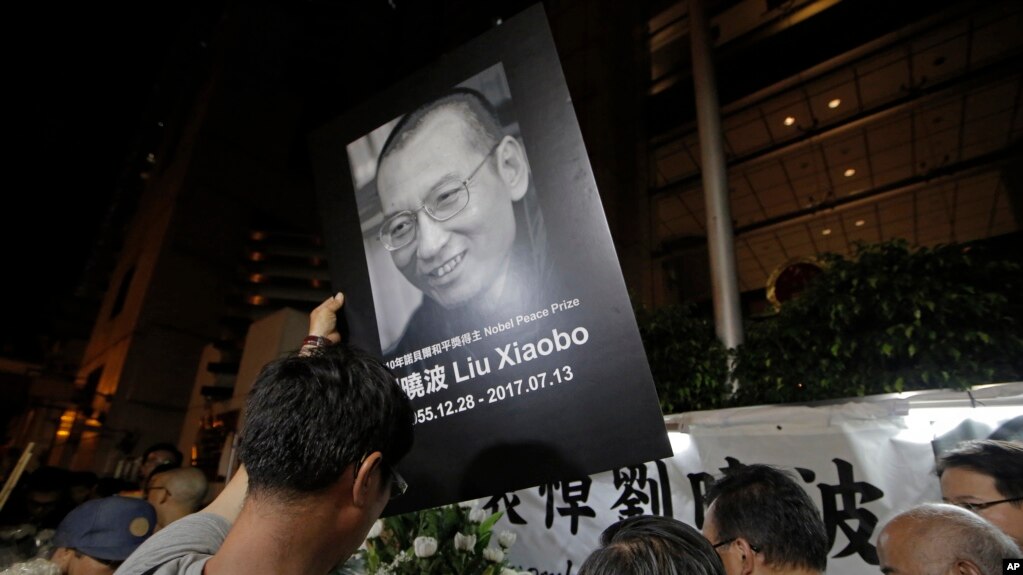 Người dân Hồng Kông biểu tình trước Văn phòng Liên lạc Trung Quốc tại Hồng Kông, bày tỏ lòng thương tiếc nhà tranh đấu Trung Quốc Lưu Hiểu Ba qua đời, ngày 13/7/2017.