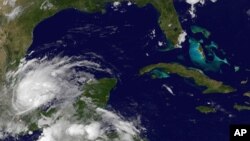 Imágen proveída por la Administración Océanica y Atmosférica de Estados Unidos que muestra la posición de la tormenta tropical Barry, este jueves a las 4:45 a.m.
