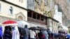 Crna Gora: Sveštenicima 72 sata pritvora zbog masovne molitve u Nikšiću