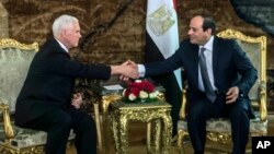 U.S. Vice President Mike Pence shakes hands with Egyptian President Abdel-Fattah el-Sissi at the Presidential Palace in Cairo, Jan. 20, 2018.