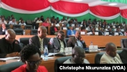 Les députés burundais viennent d'approuver la demande de sortie de la CPI, à Bujumbura, Burundi, le 12 octobre 2016. (VOA/Christophe Nkurunziza)