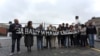 ARCHIVO - Activistas sostienen una pancarta que dice "Por vuestra libertad y la nuestra" durante un piquete en memoria de una manifestación de siete personas en 1968 en la Plaza Roja de Moscú, el domingo 25 de agosto de 2013.