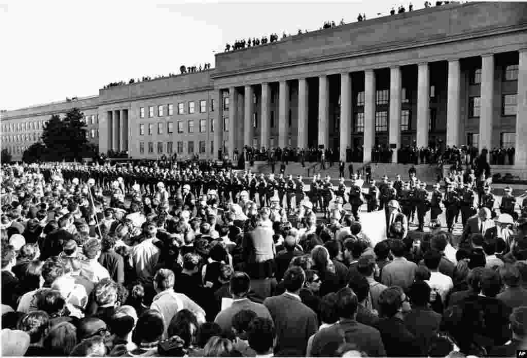 امروز در تاریخ: سال ۱۹۶۷- تظاهرات ضد جنگ ویتنام در جلوی پنتاگون، مرکز و مقر فرماندهی وزیر دفاع ایالات متحده آمریکا.