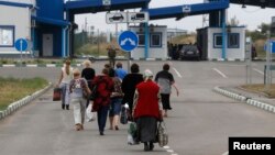 Dân Ukraine đi bộ qua biên giới Nga trong vùng Rostov, để trở lại Ukraine 19/8/14