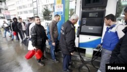 People line up for fuel at a gas station in Istanbul, March 31, 2015. A major power outage hit cities and provinces across Turkey on Tuesday, including the capital of Ankara and the biggest city, Istanbul.