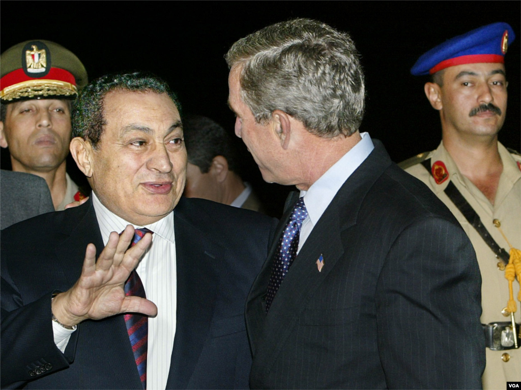 Presiden Mesir Hosni Mubarak menyambut Presiden Bush saat ia tiba di Sharm el-Sheik Bandara Internasional di Sharm el-Sheik, Mesir, 2 Juni 2003.