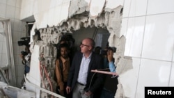 هماهنگ کننده سازمان ملل در یمن، در حال بازرسی از بیمارستانی در تعز که در حمله ائتلاف به رهبری عربستان آسیب دیده است - ۱ بهمن ۱۳۹۴