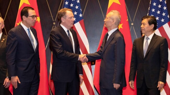 资料照:左起:美国财长姆努钦、美国贸易代表莱特希泽2019年7月31日与中国副总理刘鹤与中国商务部长钟山在上海西郊宾馆举行会谈。