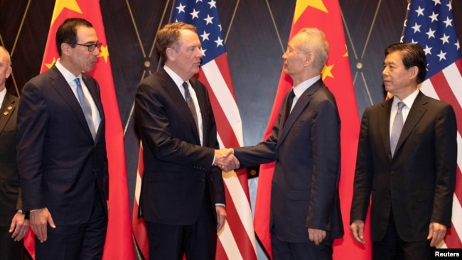 资料照:左起:美国财长姆努钦、美国贸易代表莱特希泽2019年7月31日与中国副总理刘鹤与中国商务部长钟山在上海西郊宾馆举行会谈。