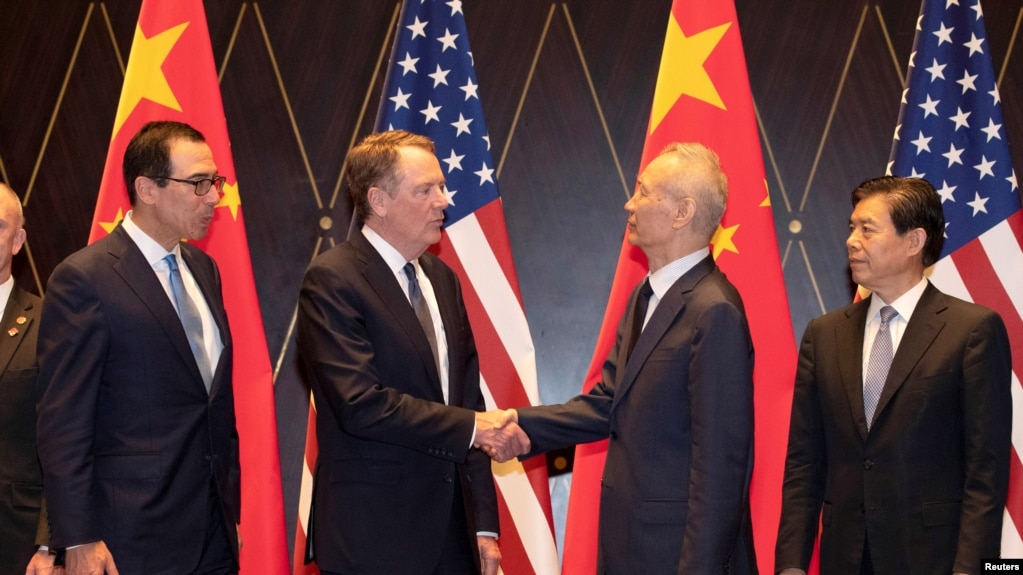 左起:美国财长姆努钦、美国贸易代表莱特希泽2019年7月31日与中国副总理刘鹤与中国商务部长钟山在上海西郊宾馆举行会谈。