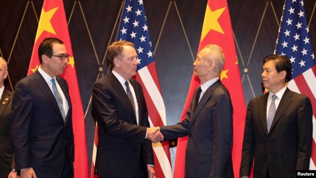 左起：美國財長姆努欽、美國貿易代表萊特希澤2019年7月31日與中國副總理劉鶴與中國商務部長鍾山在上海西郊賓館舉行會談。