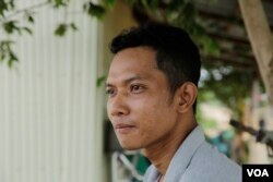លោក ឈុន ភីរុំ​ អាយុ២៦ឆ្នាំ​ អ្នកចិញ្ចឹមត្រី​ ក្នុង​ភូមិបាទី ​ស្រុកពាមរក៍​ ខេត្តព្រៃវែង កាល​ពី​ថ្ងៃទី​២២​ ខែ​កក្កដា​ ឆ្នាំ២០២០។ (អូន ឆេងប៉រ/វីអូអេ)
