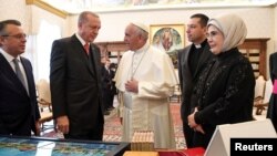 Президент Ердоган, Папа римський і дружина Ердогана