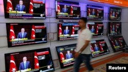 A televised news conference of Turkish Prime Minister Tayyip Erdogan is showed on televisions at an electronics shop in Istanbul, Sep. 30, 2013. 