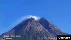 Puncak Merapi pada Jumat pagi, 13 November 2020, dipantau dari kamera milik BPBD Kabupaten Sleman. (Foto: BPBD Kabupaten Sleman).