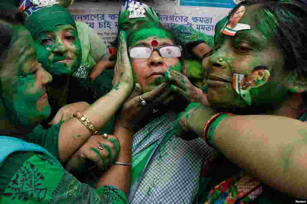អ្នកគាំទ្រគណបក្ស Trinamool Congress (TMC) ធ្វើការអបអរសាទរ បន្ទាប់ពីបានដឹងពីលទ្ធផលបោះឆ្នោតបឋមនៅក្រុង Kolkata ប្រទេសឥណ្ឌា។ 