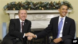 President Barack Obama shakes hands with Turkish Prime Minister Recep Tayyip Erdogan in the Oval Office of the White House in Washington, Monday, Dec. 7, 2009.