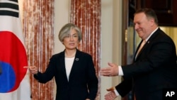 La ministra de Relaciones Exteriores de Corea del Sur, Kang Kyung-wha (izq.) y el secretario de Estado de EE.UU. Mike Pompeo llegan a una conferencia de prensa en el Departamento de Estado. Mayo 11, 2018.