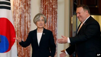 Ngoại trưởng Hàn Quốc Kang Kyung-wha (trái) và Ngoại trưởng Mỹ Mike Pompeo đến dự họp báo tại Bộ Ngoại giao Mỹ, ngày 11 tháng 5, 2018, ở Washington.