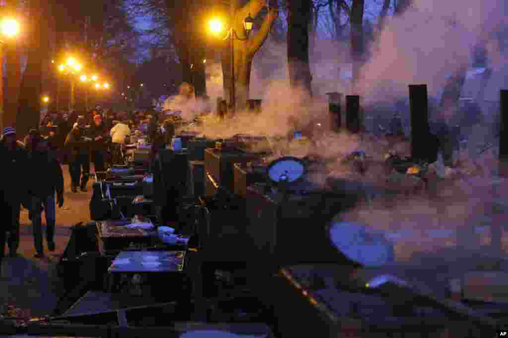 Steam rises from the field kitchens inside supporters of President Yanukovych&#39;s party of Regions tent camp in Kyiv, Ukraine, Dec. 15, 2013.&nbsp;