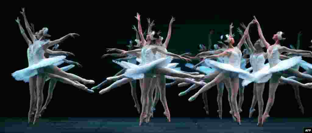 Dancers of the National Ballet of China perform on stage during a dress rehearsal of &quot;Swan Lake&quot;at the Theatre du Chatelet in Paris, France, Sept. 24, 2013.&nbsp;