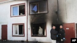 Expertos forenses y otros expertos de la policía examinan el lugar de un incendio en una Sala de Escape, en Koszalin, norte de Polonia, el sábado 5 de enero de 2019.