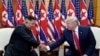 El presidente Donald Trump y el líder norcoreano Kim Jong Un durante su encuentro en la frontera entre Corea del Norte y Corea del Sur el 30 de junio de 2019 (Foto: Reuters/Kevin Lamarque)